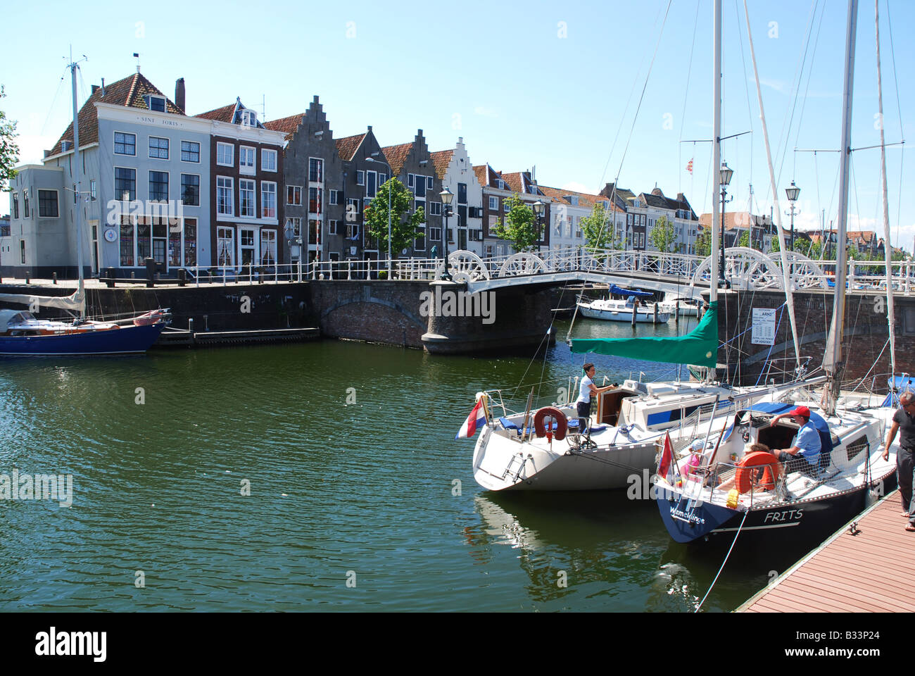 Tipiche case olandesi lungo Kinderdijk Middelburg Zeeland Paesi Bassi Foto Stock