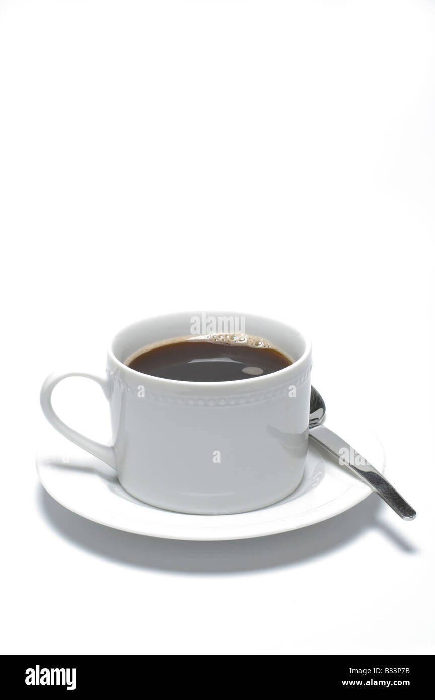 Tazza di caffè - una tazza di caffè nero in una tazzina bianca con piattino Foto Stock