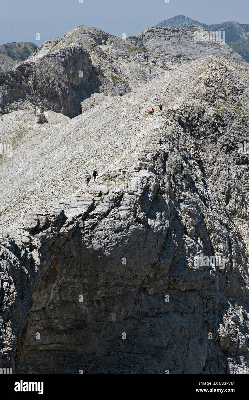 I viaggiatori Koncheto sulla cresta della montagna nel sito del Patrimonio Mondiale il Parco Nazionale di Pirin Bulgaria Foto Stock