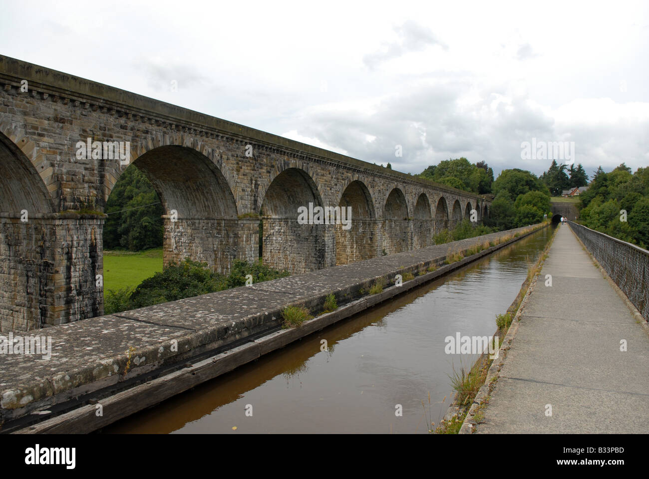 Chirk acquedotto portante il Llangollen Canal con il viadotto ferroviario che sovrasta sul confine tra Inghilterra e Galles Foto Stock