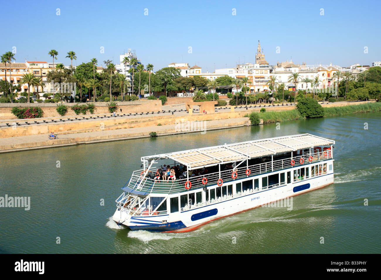Escursione in barca sul Canal de Alfonso XIII a Siviglia in Andalusia in Spagna meridionale Foto Stock