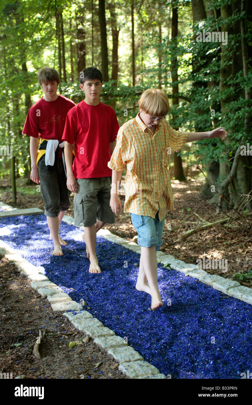 Bambini passeggiate sul percorso a piedi nudi a Egestorf nella Germania settentrionale Foto Stock