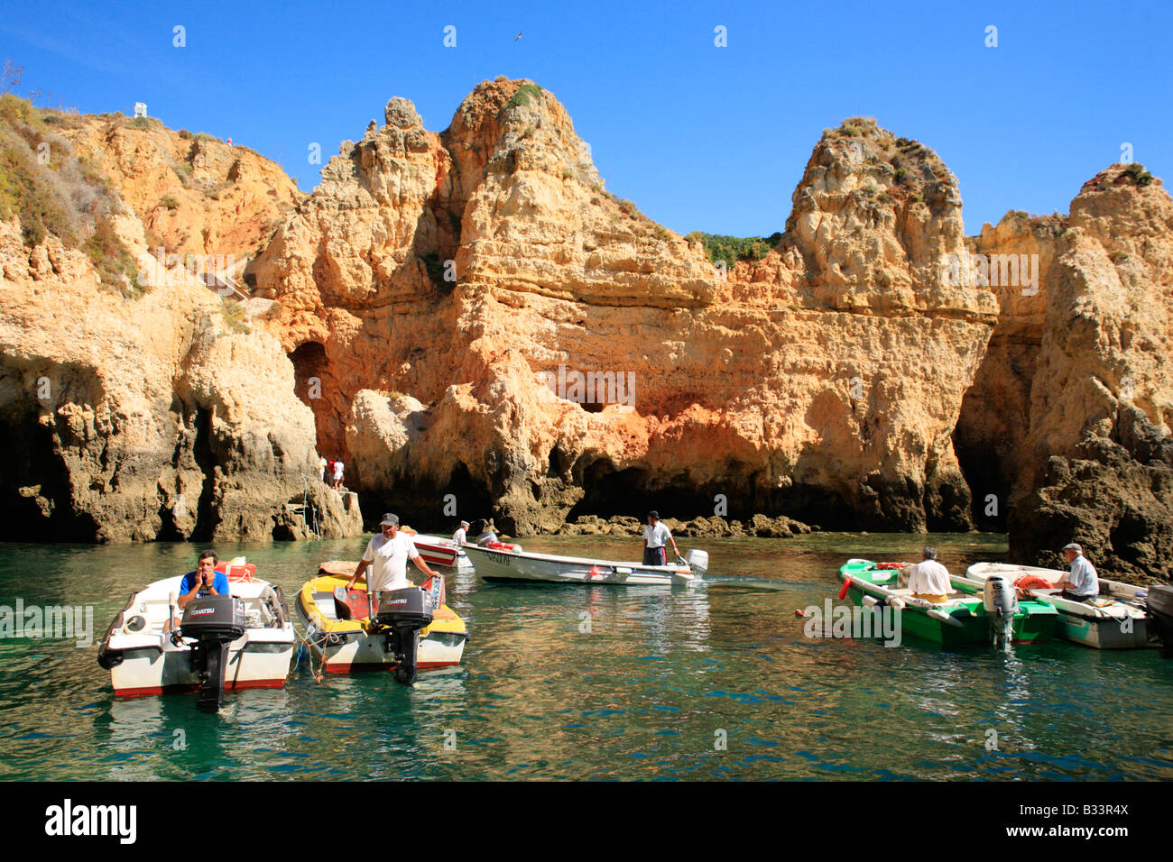 Gita in barca verso le scogliere, Ponta de Piedade, Lagos, Algarve, PORTOGALLO Foto Stock