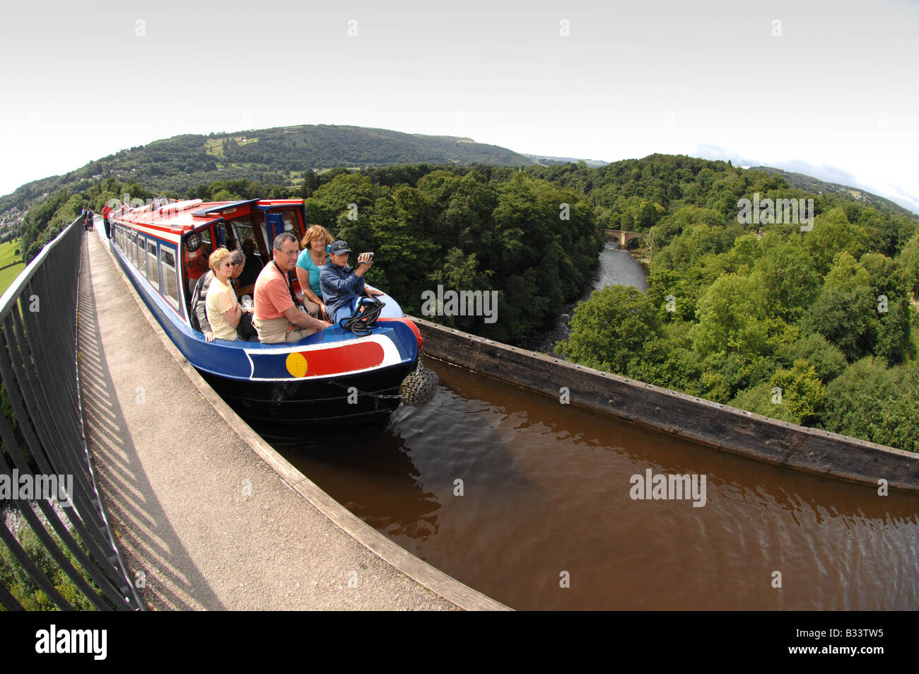 Narrowboat che attraversa il fiume Dee attraverso l'acquedotto Pontcysyllte costruito da Thomas Telford a Frontysyllte vicino alla staycation britannica di Wrexham Foto Stock