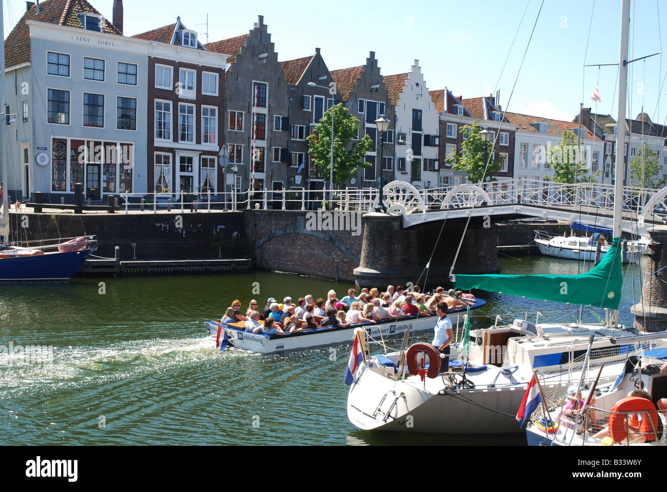 Tipiche case olandesi lungo Kinderdijk Middelburg Zeeland Paesi Bassi Foto Stock