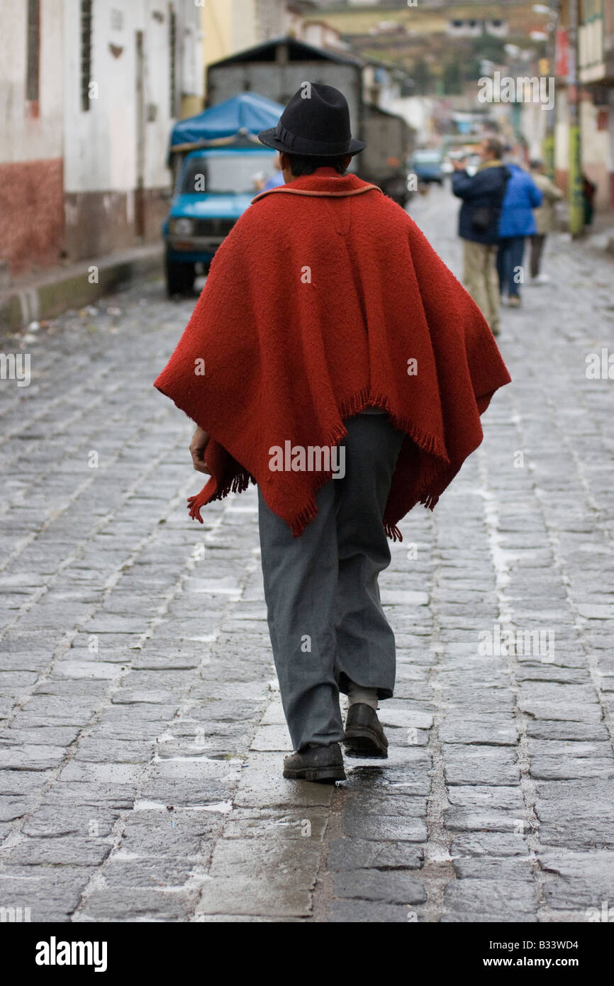 Uomo che cammina Mercato di Otavalo street. rosso Poncho e cappello.  Ecuador Sud America 71740 Ecuador Foto stock - Alamy