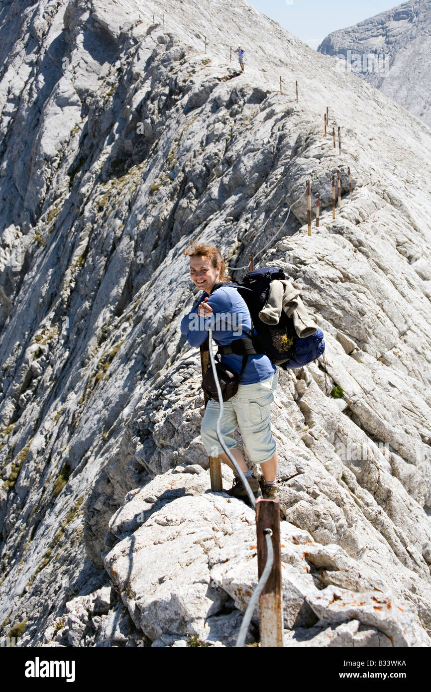 Donna sul crinale Koncheto vicino a Bansko nel sito del Patrimonio Mondiale il Parco Nazionale di Pirin Bulgaria Foto Stock