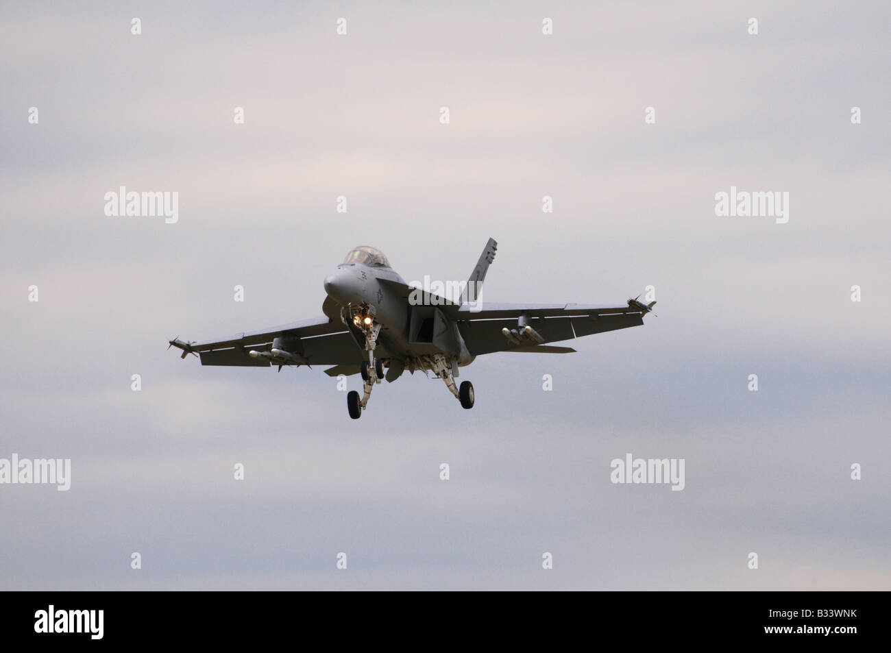 Boeing F/A-18F pista di avvicinamento al Land di Farnborough Air Show 2008 Foto Stock
