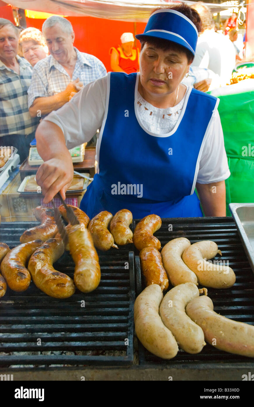 Grigliare salsicce a Piata Centrala marketplace in Chisinau Moldavia Europa Foto Stock