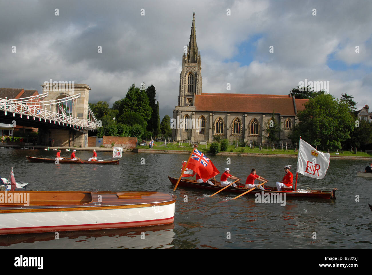 Swan batte in volata sul Fiume Tamigi da Marlow a Henley il cigno tomaie lasciare il Compleat Angler a Marlow in Gran Bretagna Foto Stock