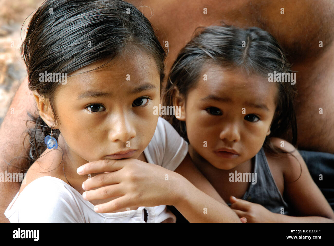 Le ragazze da parte di Amazon Foto stock - Alamy