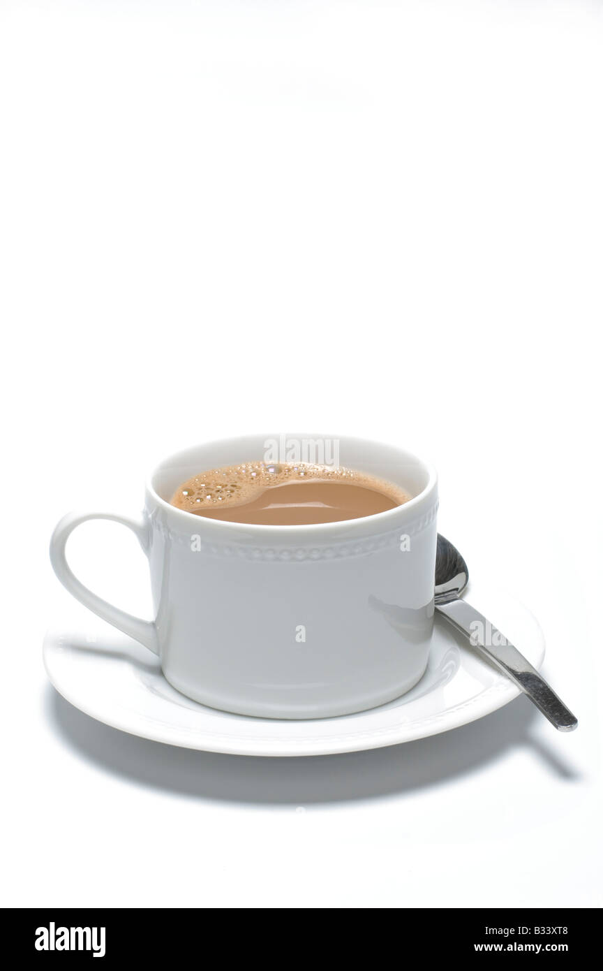 Tazza di caffè - un bicchiere di bianco latteo un caffè in una tazzina bianca con piattino Foto Stock