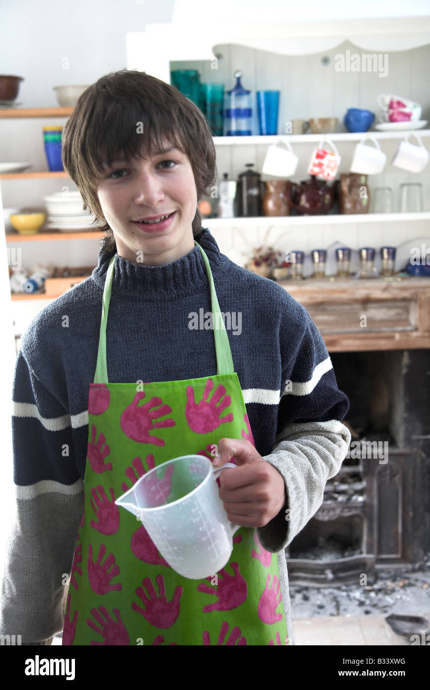 Ragazzo adolescente in cucina grembiule da indossare Foto stock - Alamy