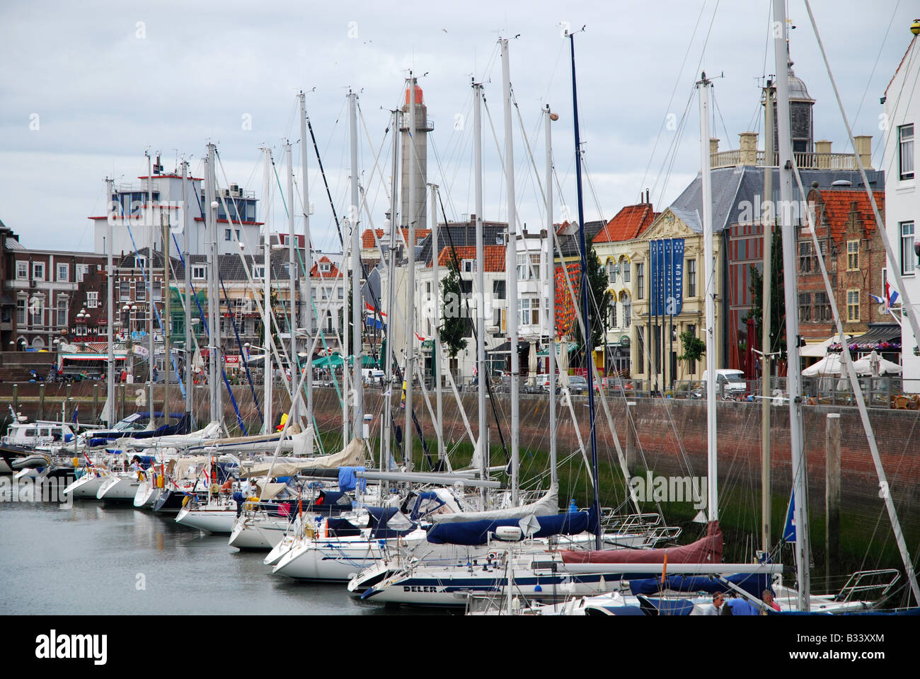Vecchio Pescatore del porto e Ballastkade Vlissingen Paesi Bassi Foto Stock