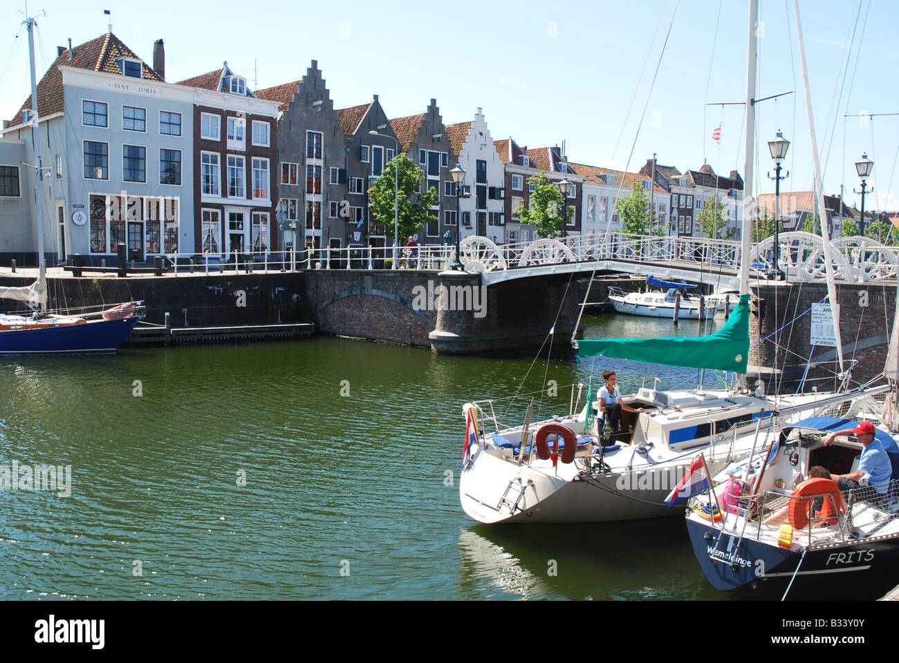 Tipiche case olandesi lungo Kinderdijk Middelburg Zeeland Paesi Bassi Foto Stock