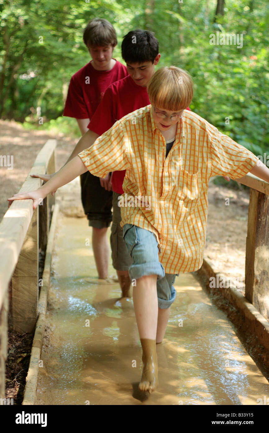 Bambini passeggiate sul percorso a piedi nudi a Egestorf nella Germania settentrionale Foto Stock