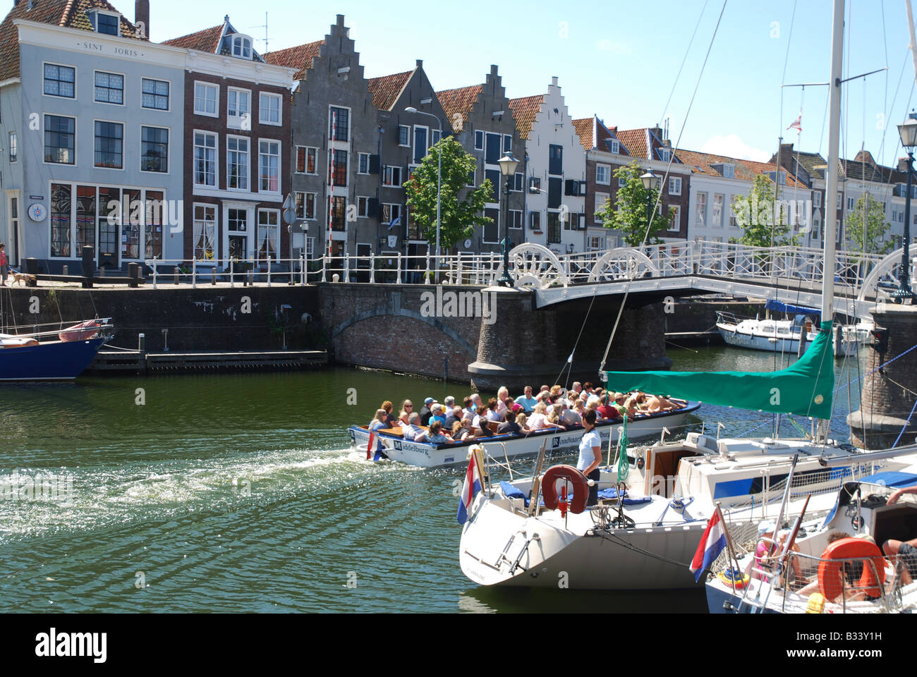 Tipiche case olandesi lungo Kinderdijk Middelburg Zeeland Paesi Bassi Foto Stock