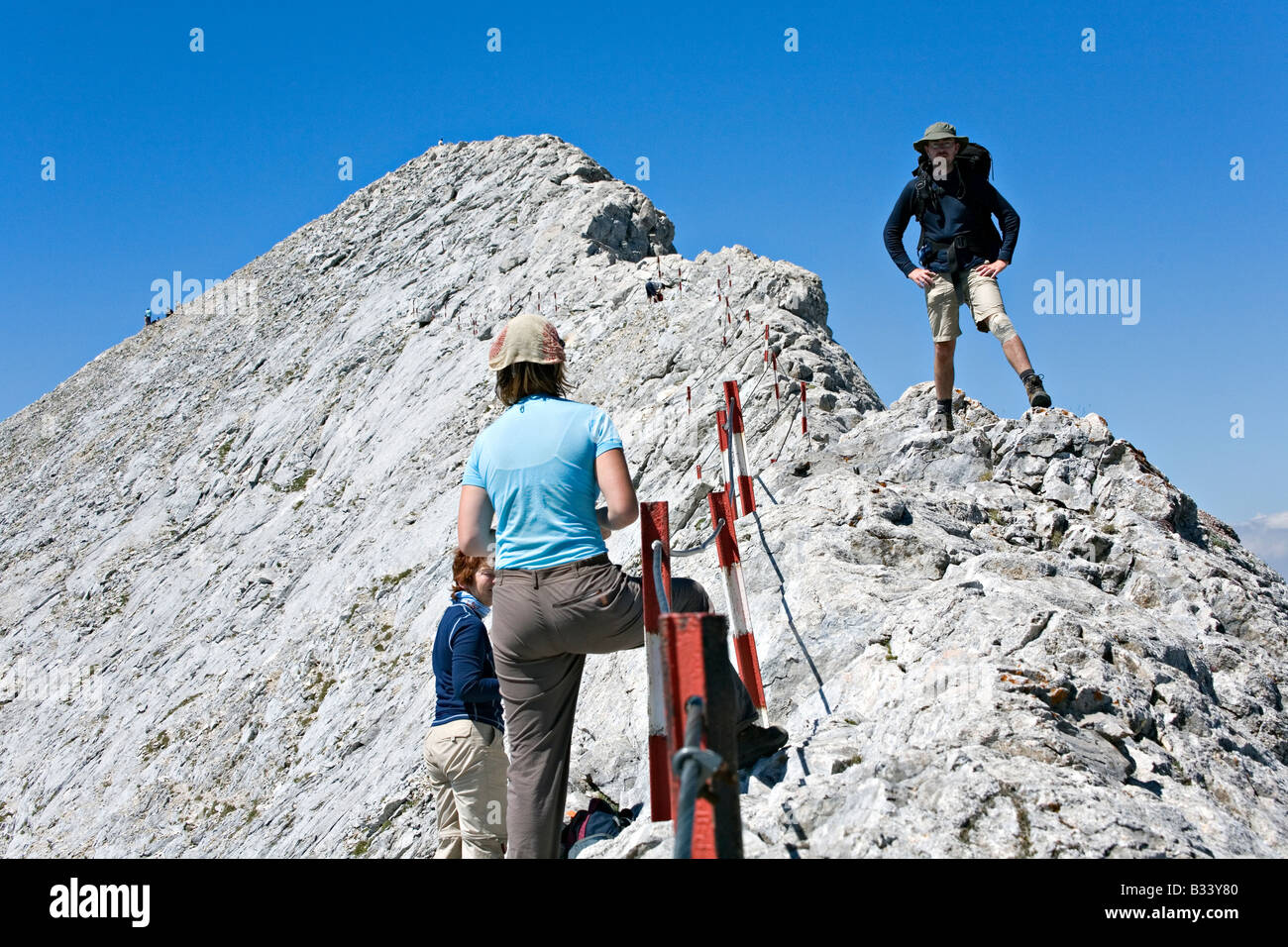 La gente sulla cresta Koncheto vicino a Bansko nel sito del Patrimonio Mondiale il Parco Nazionale di Pirin Bulgaria Foto Stock