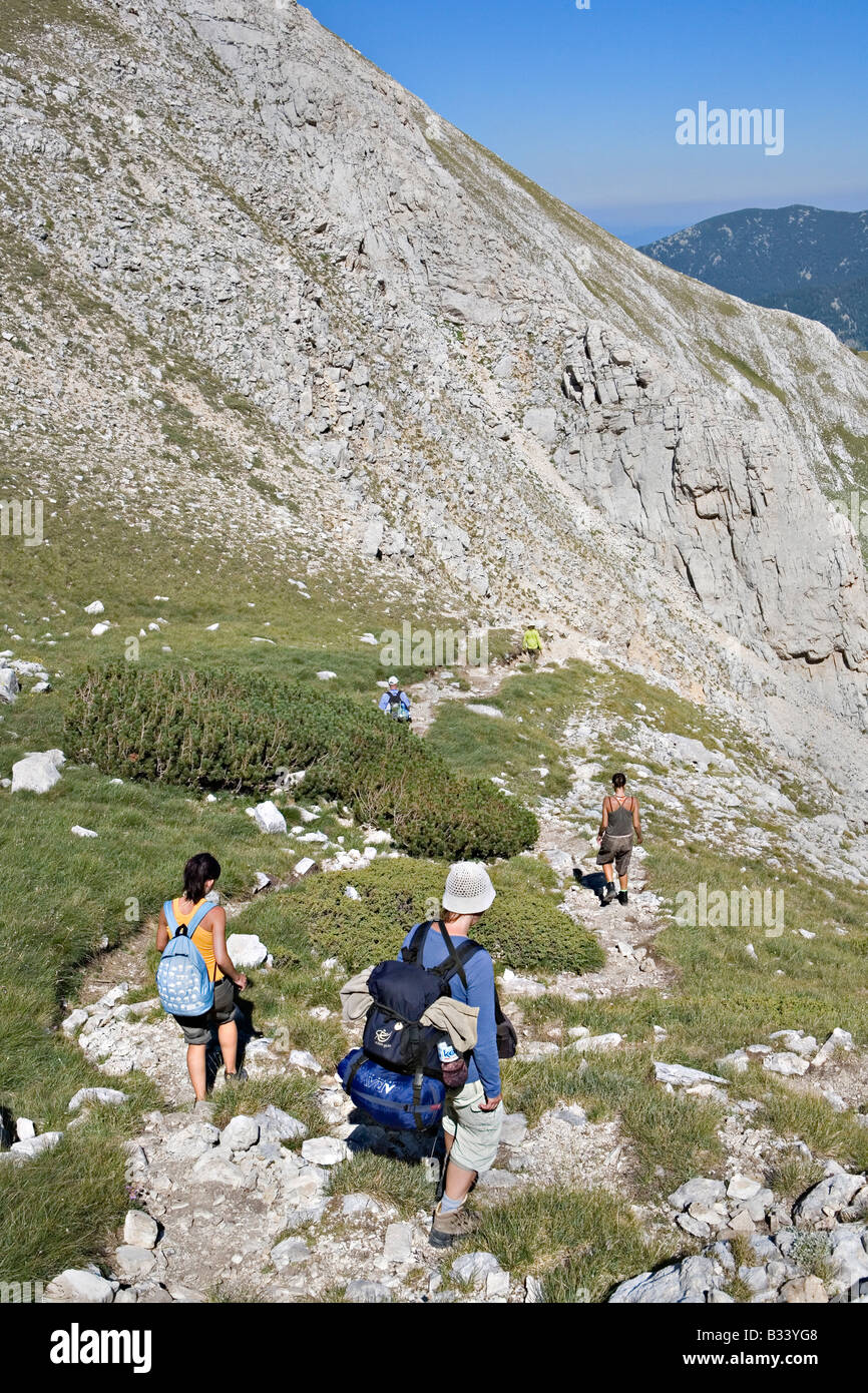 Gli escursionisti a piedi da Vihrens passare verso Banderitsa nel sito del Patrimonio Mondiale il Parco Nazionale di Pirin Bulgaria Foto Stock