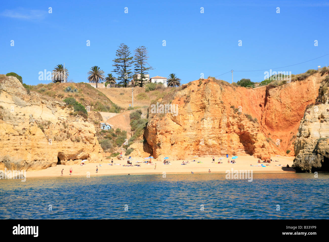 Spiaggia di sabbia tra le scogliere, Ponta de Piedade, Lagos, Algarve, PORTOGALLO Foto Stock