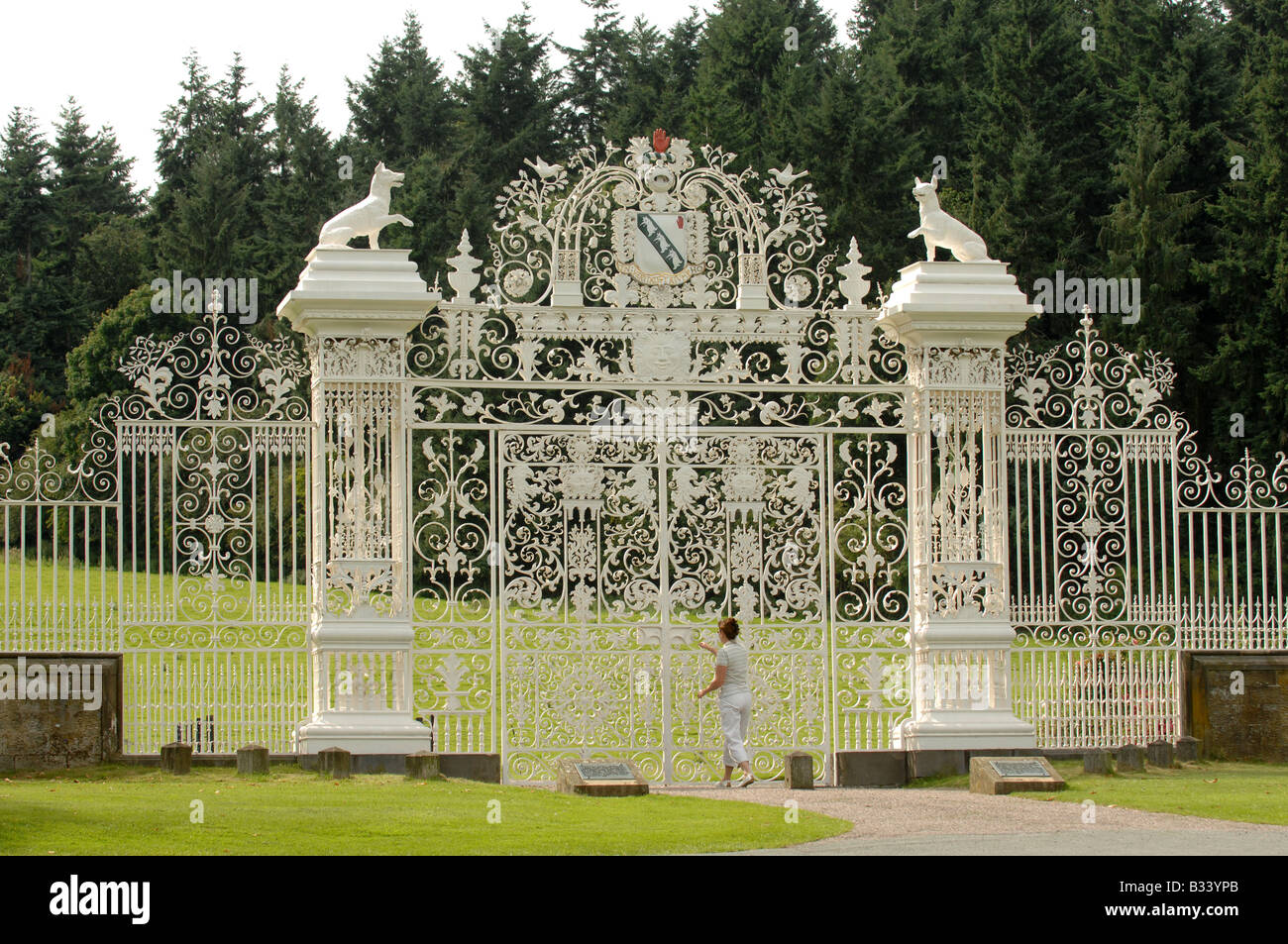 Il magnifico cancelli in ferro battuto all'ingresso Chirk Castle in Galles Foto Stock