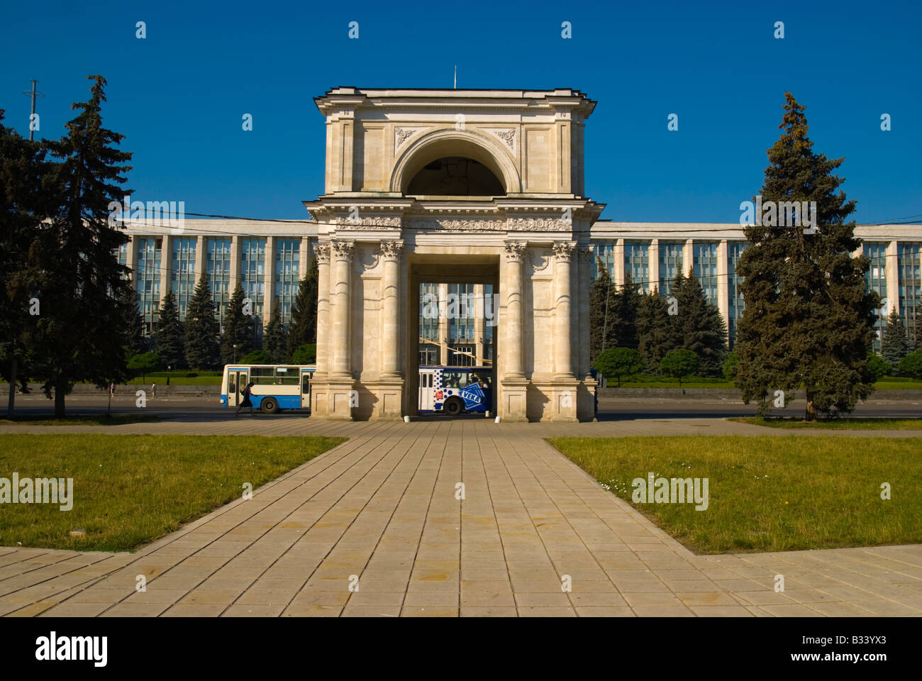 Parcul Catedralei con Arc de Triomphe in Chisinau Moldavia Europa Foto Stock