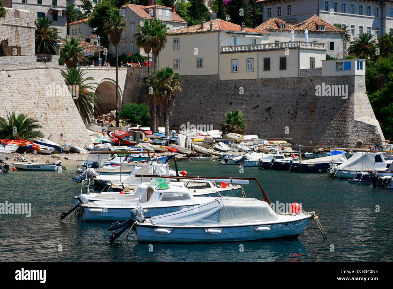 Le piccole imbarcazioni da diporto ormeggiate al di fuori del porto di Dubrovnik in Croazia Foto Stock