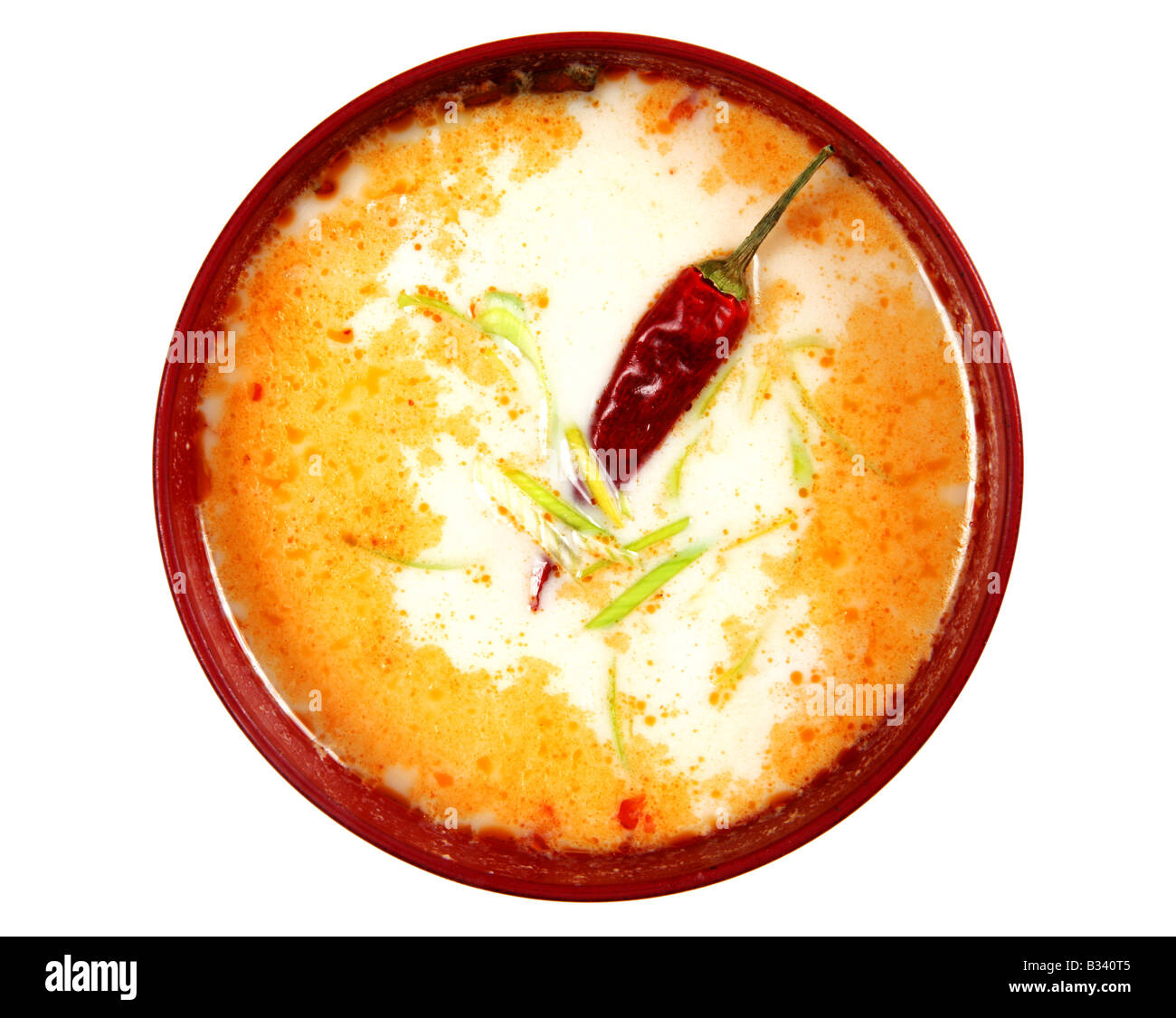 Minestra con peperoncino rosso su bianco Foto Stock