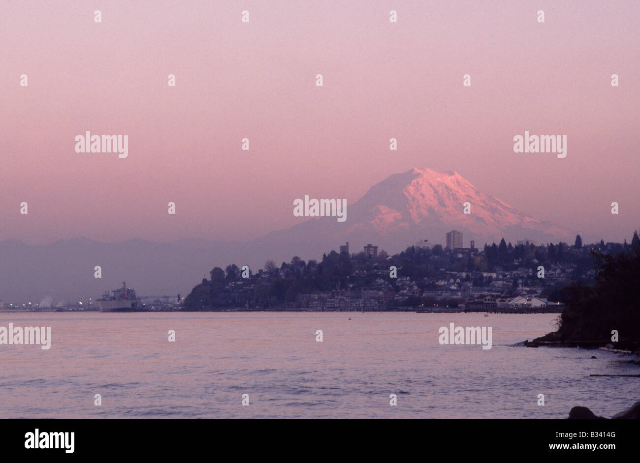 Mt. Ranier da Owens spiaggia della Baia di inizio del Puget Sound Tacoma Washington Foto Stock