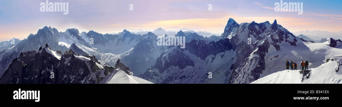 Gli alpinisti lasciando Alguille du Midi per il Massiccio del Monte Bianco, Chamonix Mont Blanc, Francia Foto Stock