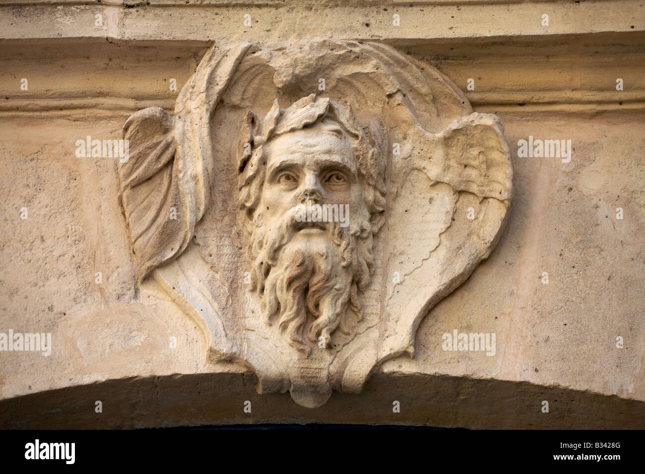 Sollievo carving su edificio in Rue Francois Miron Parigi Francia Foto Stock