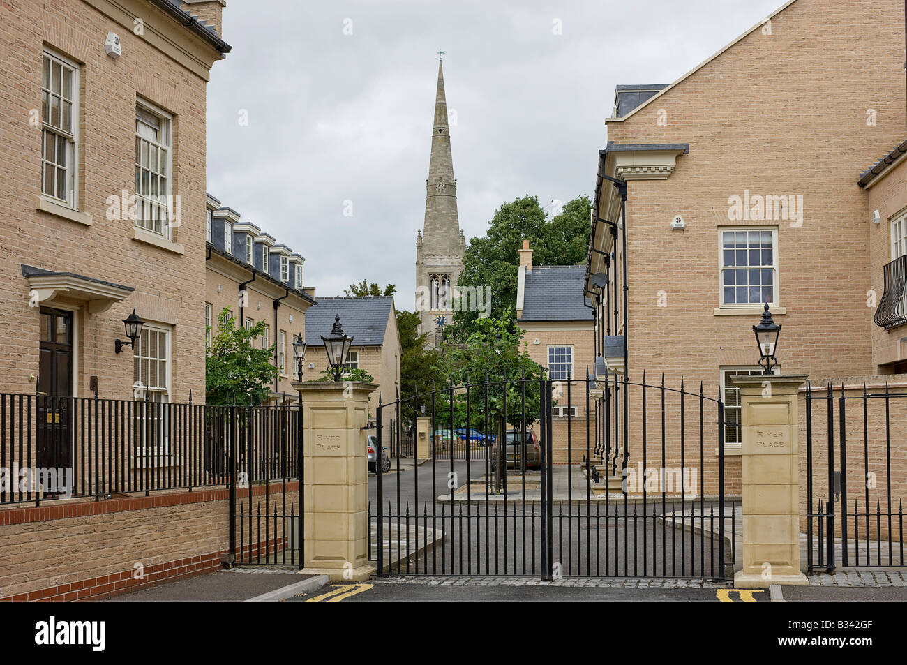 St Ives storica chiesa parrocchiale vista dall'ingresso per gli appartamenti di recente costruzione. Foto Stock