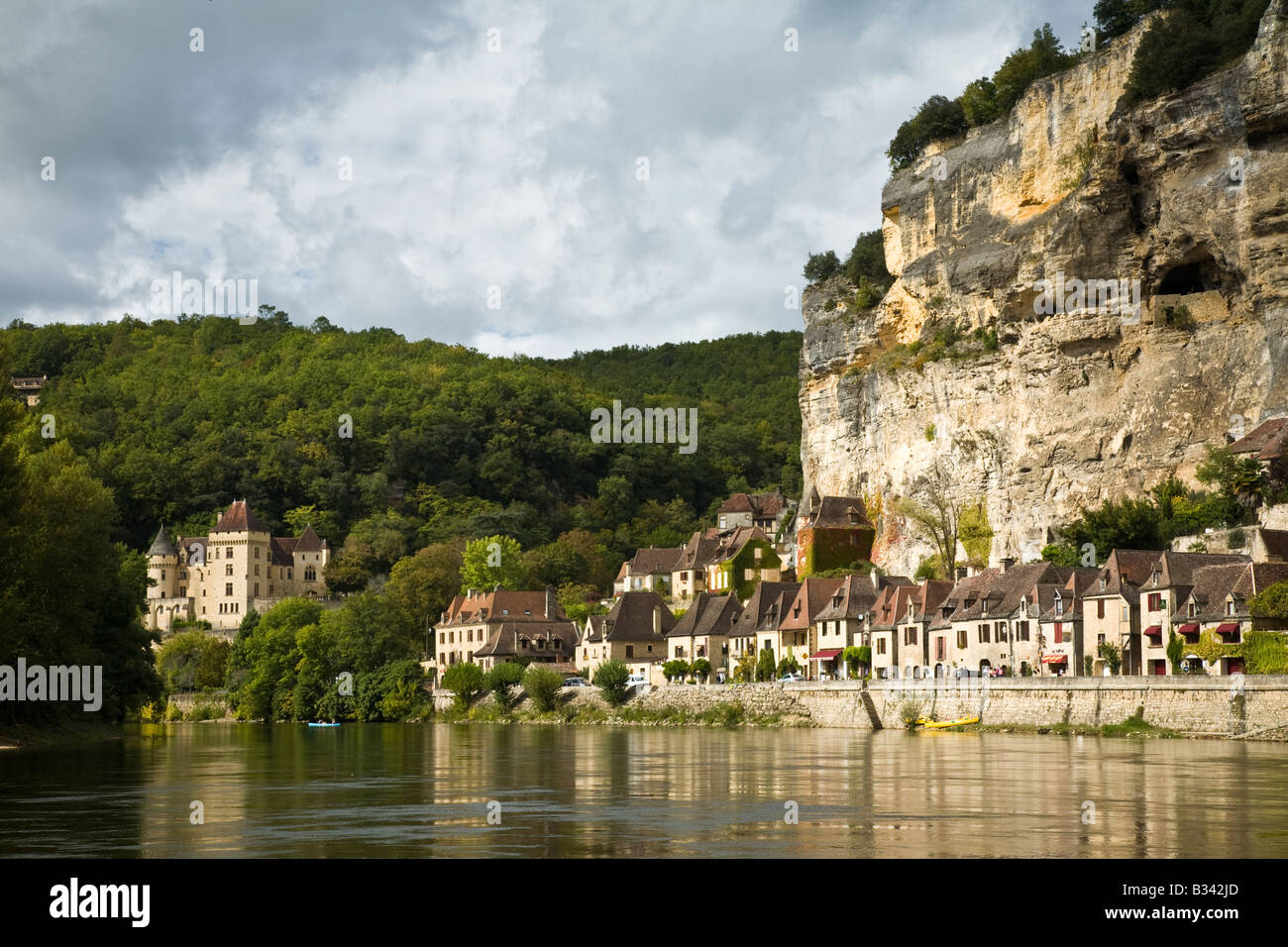 Le case e le imprese sulle rive del fiume Dordogna presso La Roque Gegeac, Francia UE. Foto Stock