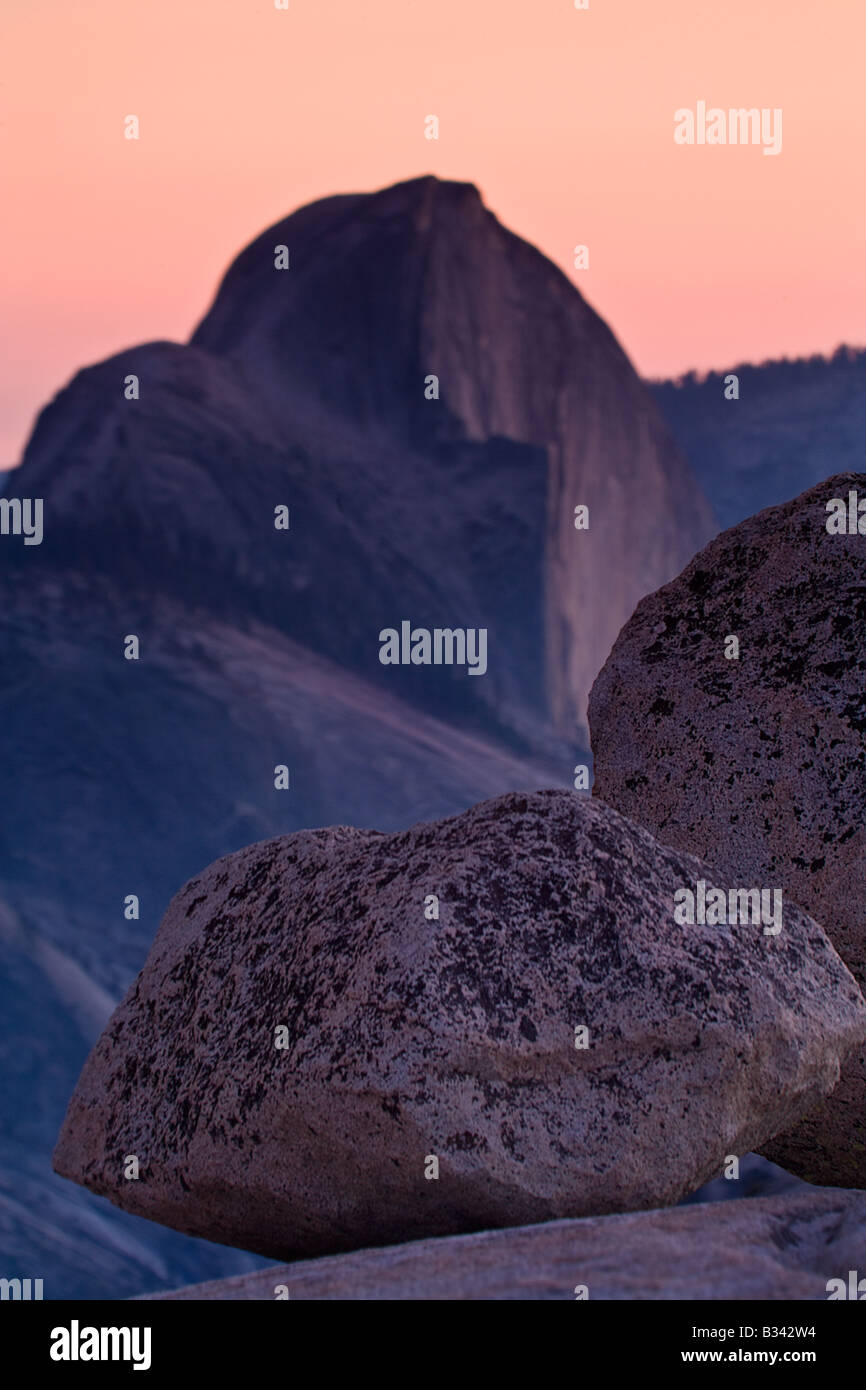 Erratics glaciale e mezza cupola nel Parco Nazionale di Yosemite in California Foto Stock