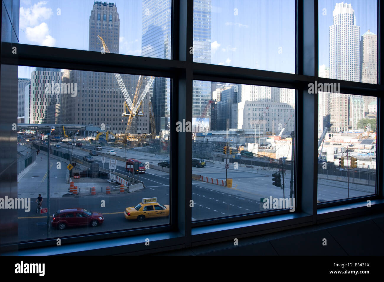 Un occhiata a Ground Zero dal passaggio pedonale tra il WTC sito e il World Financial Center. Foto Stock
