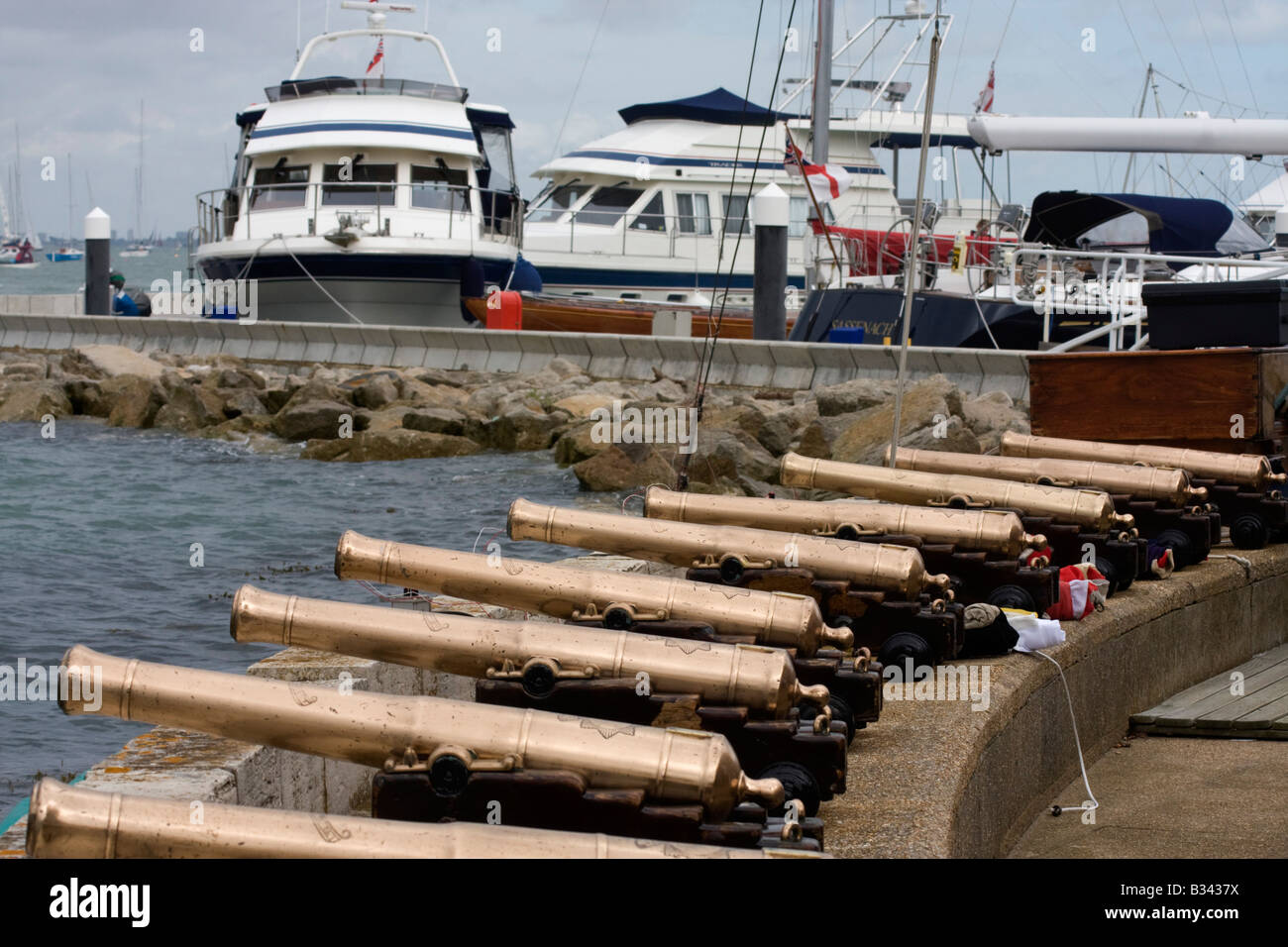 Canon in miniatura a Cowes per Royal Yacht Squadron sull'Isola di Wight, Regno Unito Foto Stock