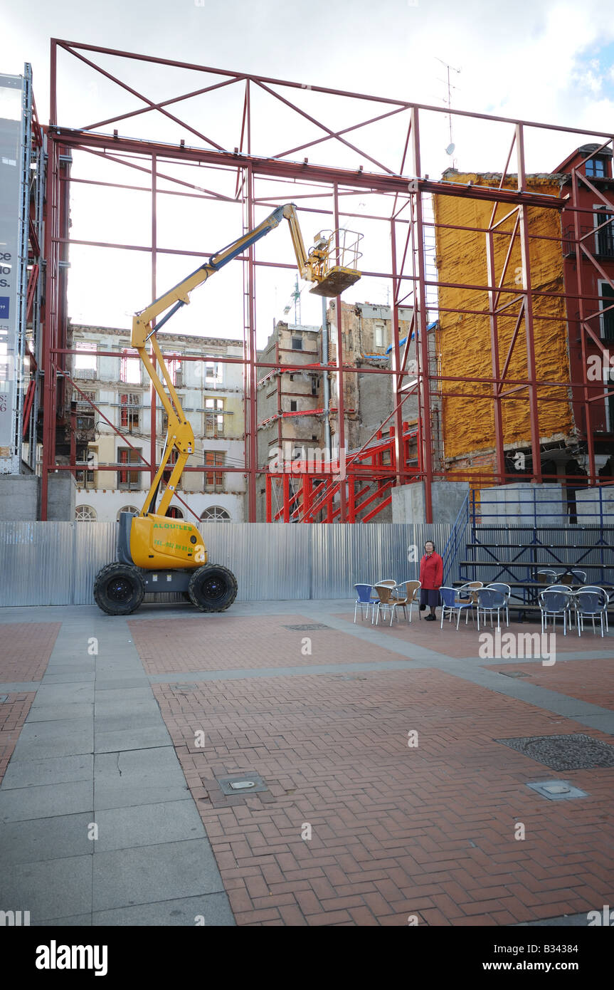 Costruzione struttura in metallo con il sollevamento meccanico ALQUILER il sollevamento del carrello nella Plaza Mayor Valladolid Spagna Foto Stock