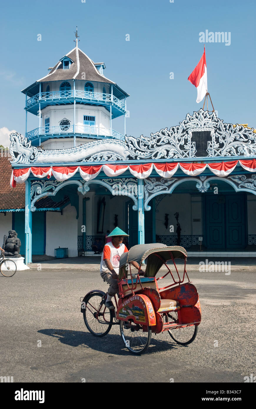 Vista della tradizionale architettura di kraton in città da solista indonesia asia con becak Foto Stock