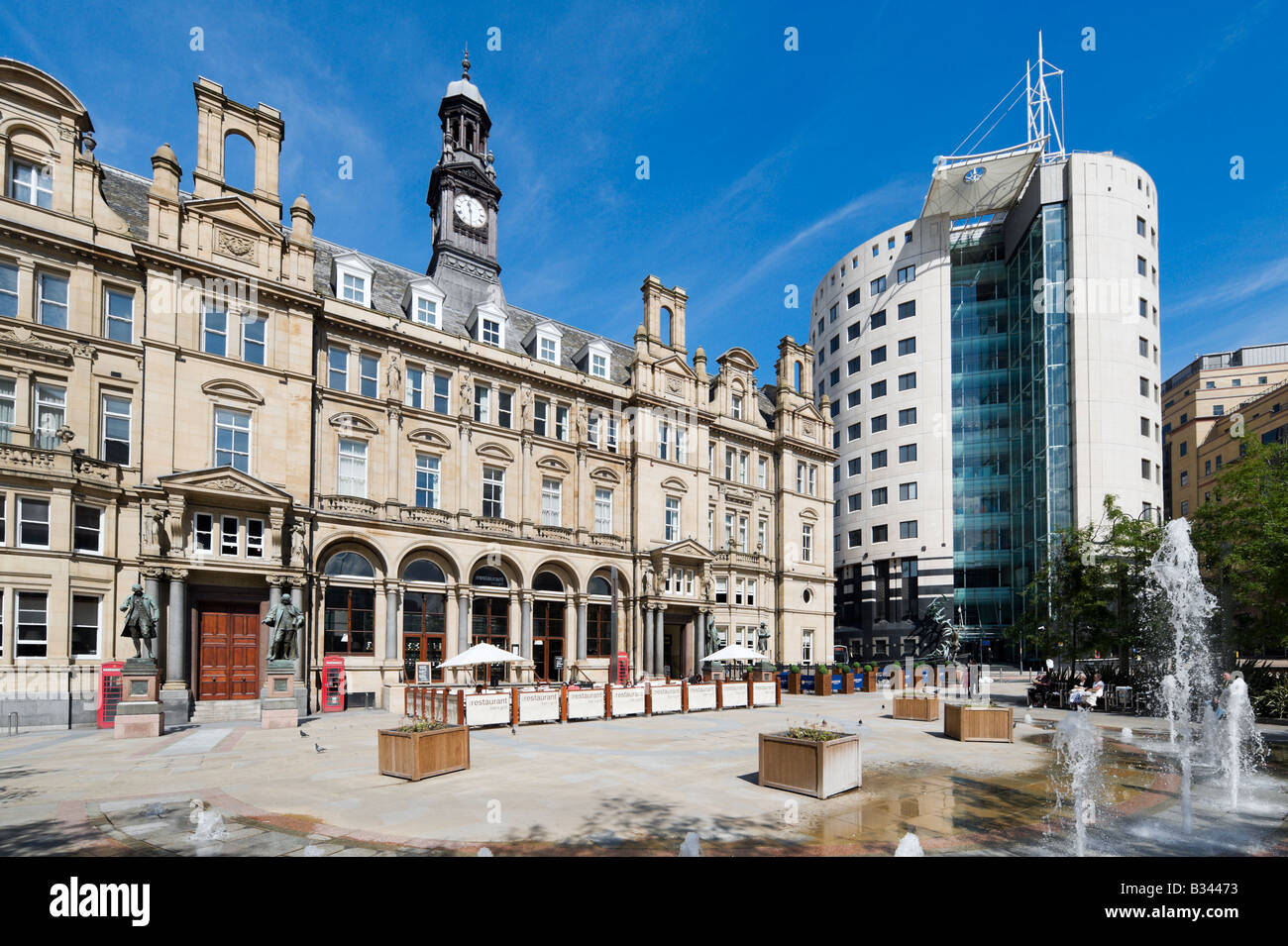 Il vecchio ufficio postale contenente il Ristorante Bar e Grill, City Square, Leeds, West Yorkshire, Inghilterra Foto Stock