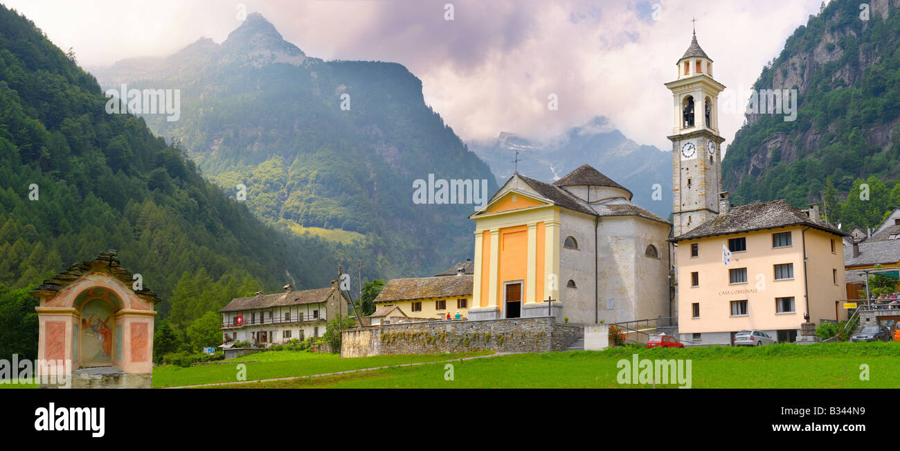 Chiesa barocca a Sonogno con, in Val Verzasca, Tocino, alpi svizzere Foto Stock