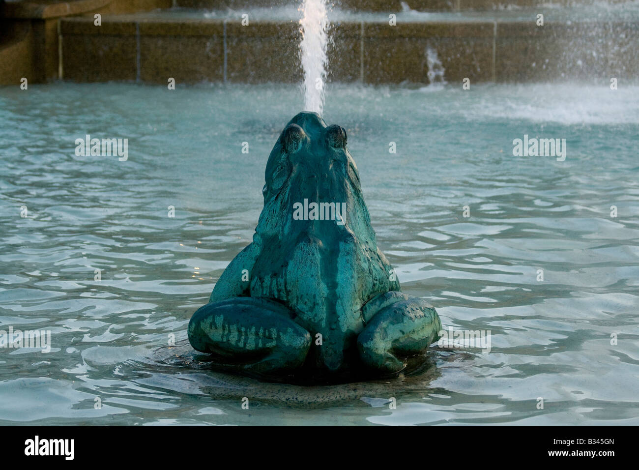 Una statua di una rana è visto in Swann Memorial fontana nella piazza di Logan, Philadelphia, Pennsylvania. Foto Stock