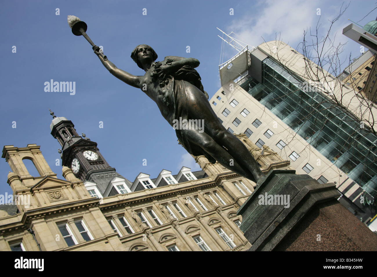 Città di Leeds, Inghilterra. Uno degli otto Alfred Drury statue scolpite della signora portalampade in Leeds City Square. Foto Stock