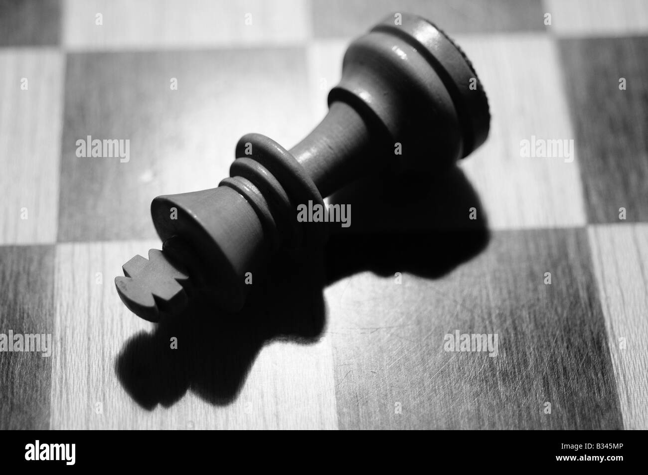 Close-up, immagini dettagliate di vari pezzi di scacchi, queen, king, zampe, in bianco e nero su una scacchiera, dimettersi sconfitta, scacco matto Foto Stock