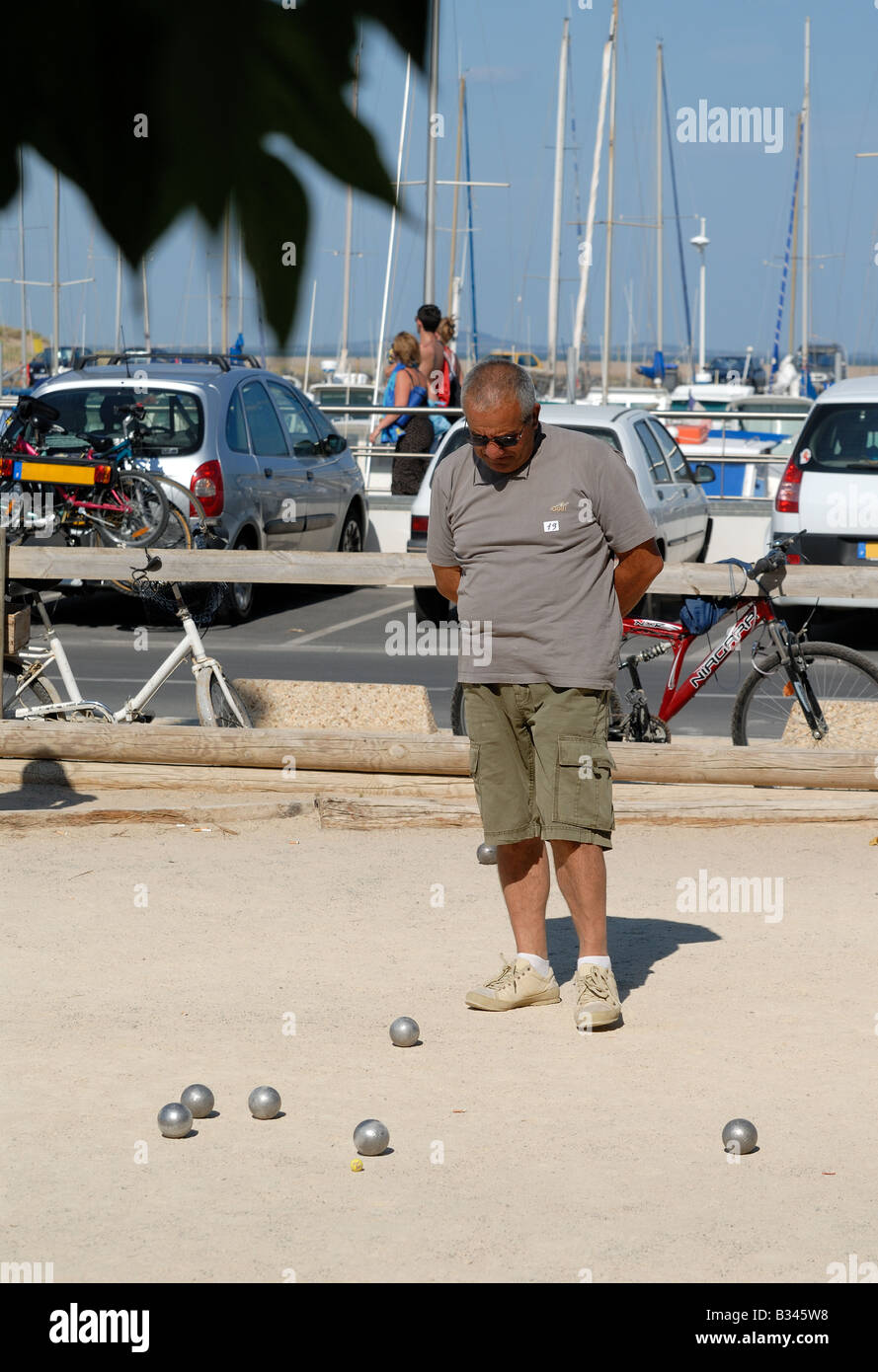 Francese in pensione uomo giocando bowl Foto Stock