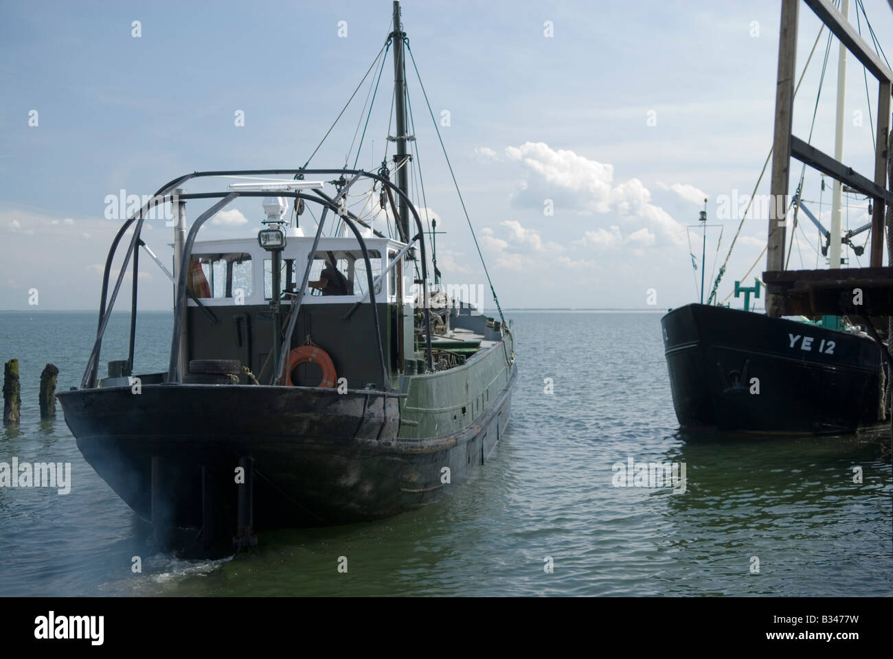 Fresa di cozze che lascia il porto del villaggio di pescatori di Yerseke, Zeeland. Paesi Bassi Foto Stock