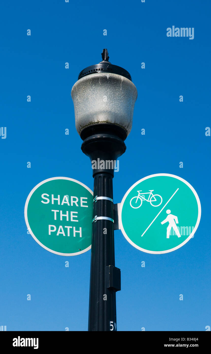 "Condividi il percorso segno dirigere la bicicletta per tenere la corsia di sinistra mentre i pedoni a piedi sulla corsia di destra in Vancouver Canada" Foto Stock