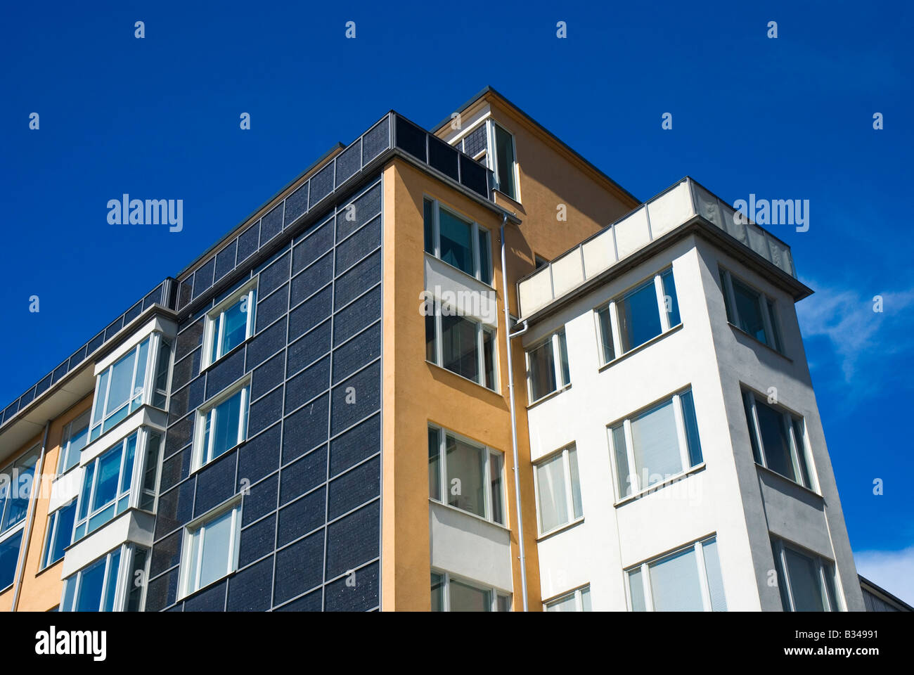 Costruzione di pannelli solari integrati su un edificio residenziale a Stoccolma, Svezia, prevede la costruzione di elettricità verde. Foto Stock