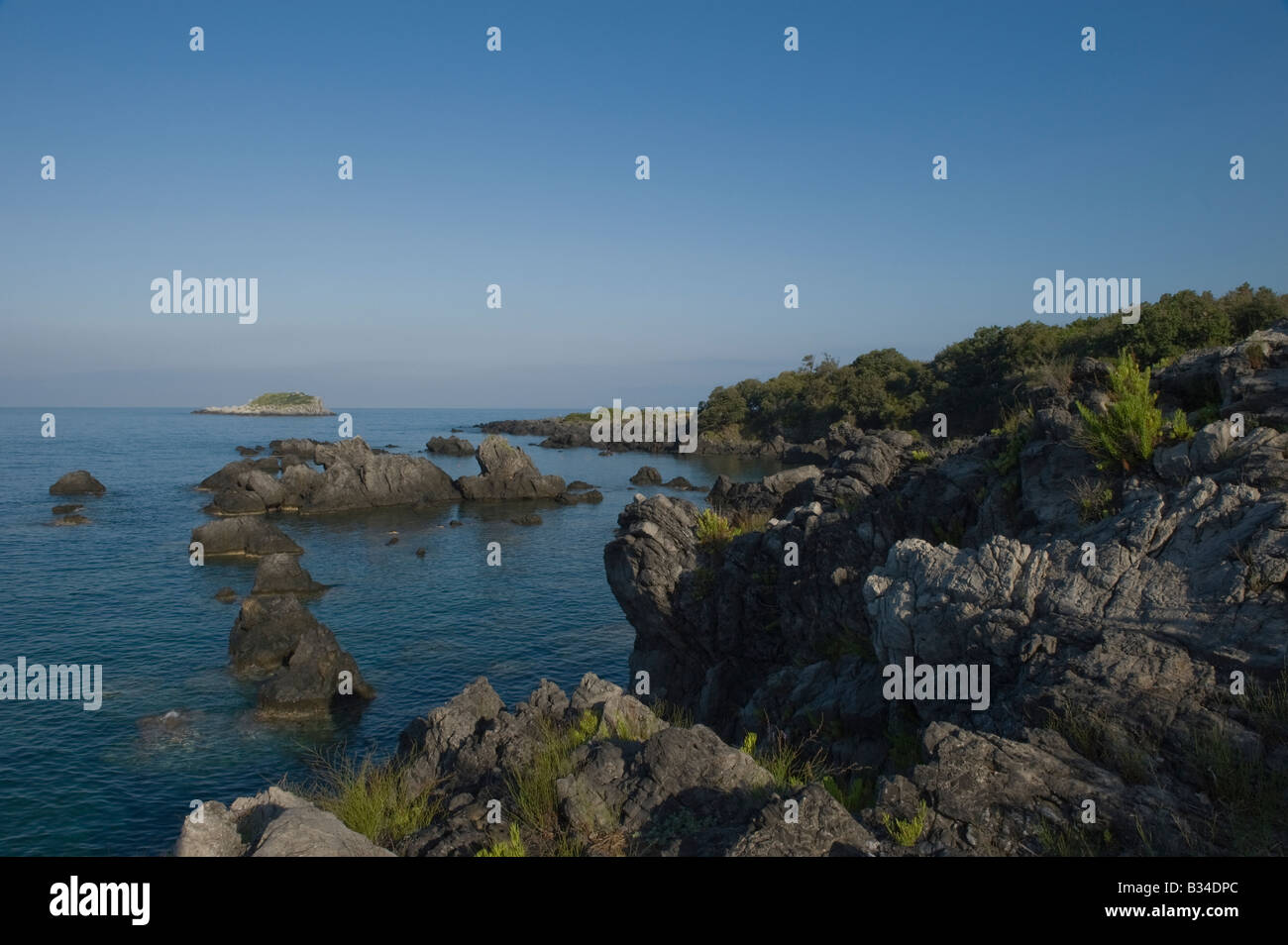 Rocky coasline vicino a Maratea guardando verso Isola San Ianni Foto Stock