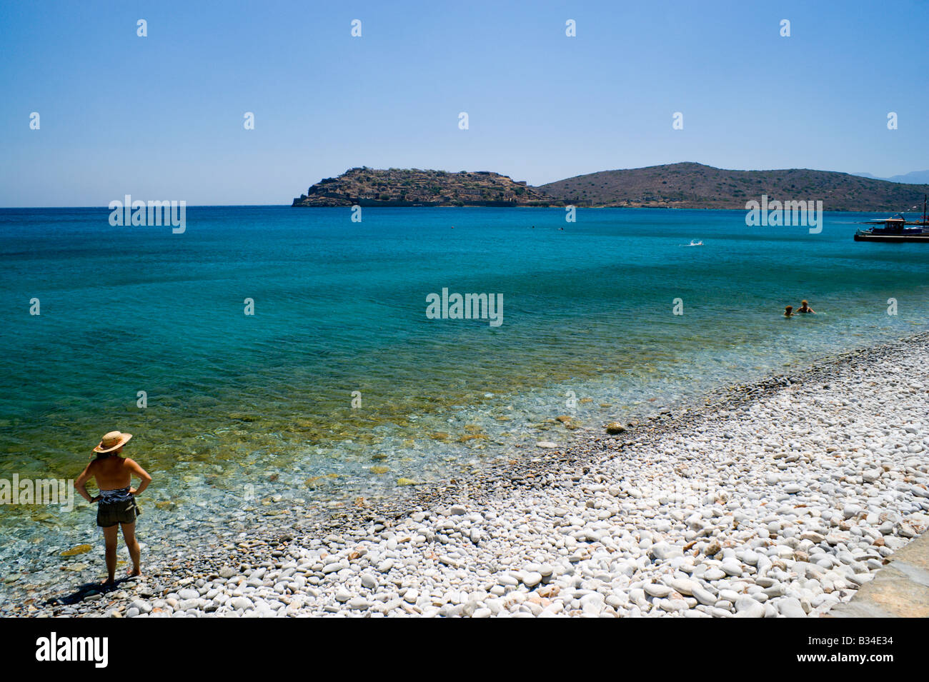 Donna paddling in mare vicino a Plaka elounda Aghios Nicolaos lasithi Creta Grecia Foto Stock