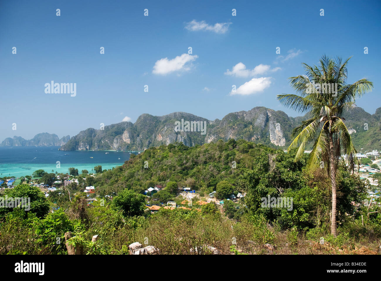 Vista di tropical Ko Phi Phi island, Thailandia meridionale, Asia Foto Stock